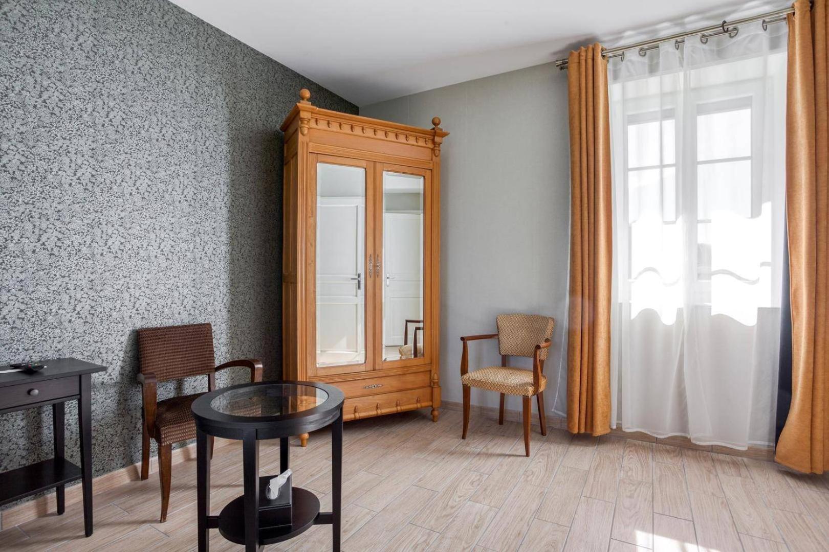 Le Clos Des Pervenches Jassans-Riottier Room photo